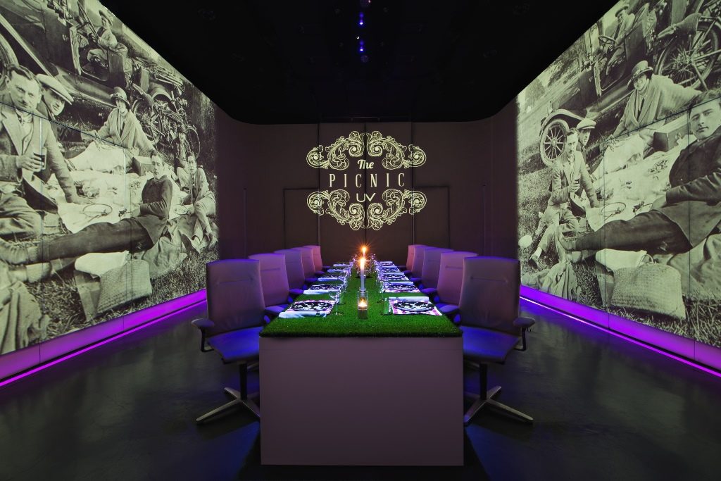 41 UV ROOM-PICNIC photo Scott Wright