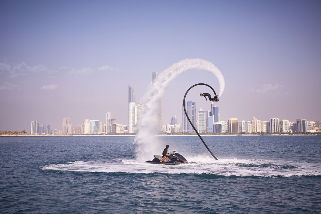 2_Abu_Dhabi_Corniche_Fly_Board