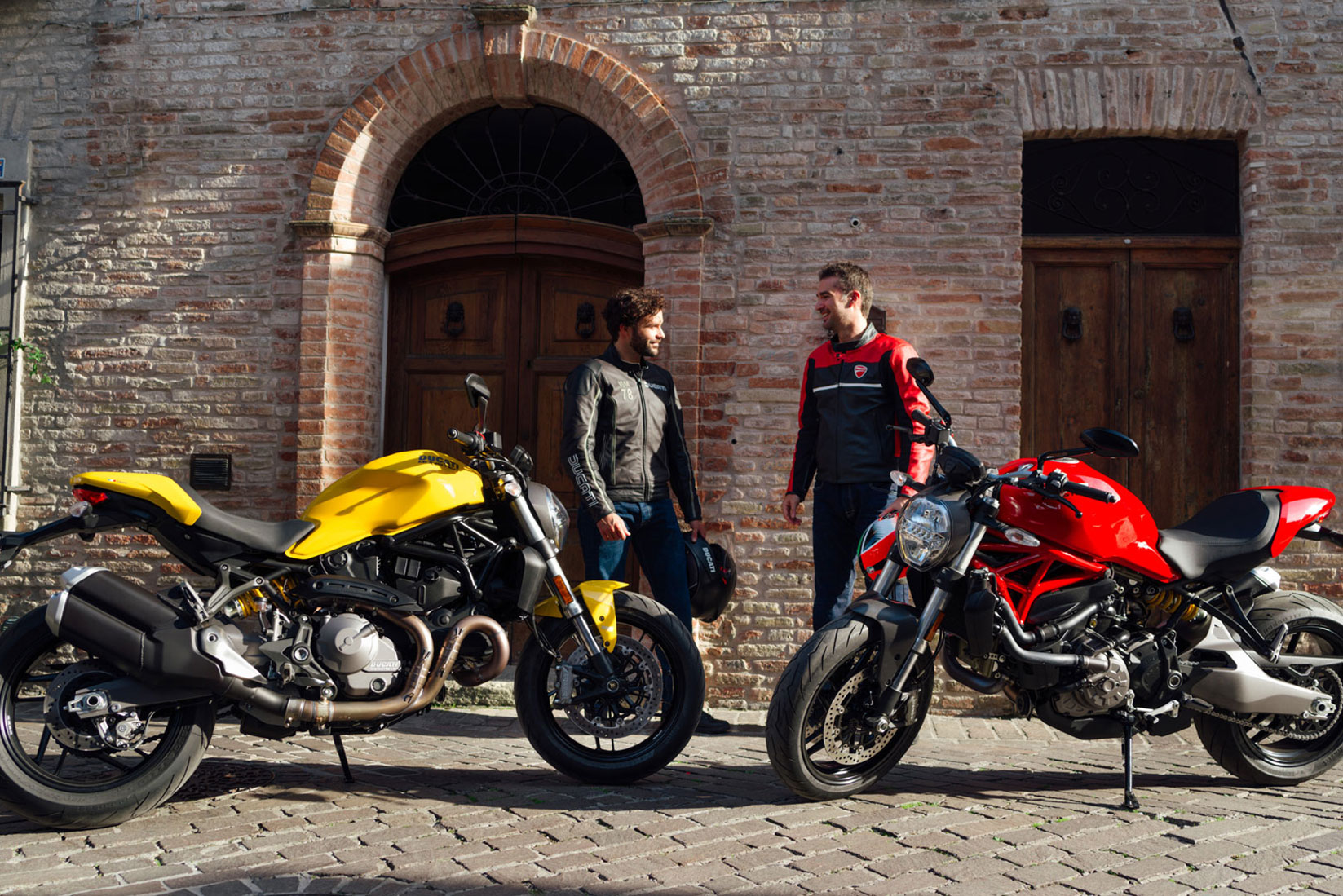 Ducati Monster 821 looks