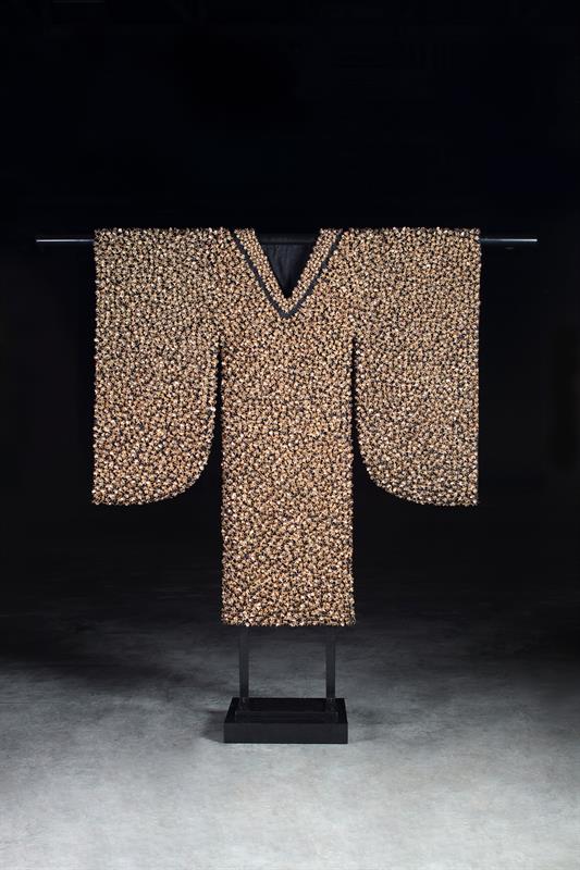 all that's gold does glitter (@artmacao.mo)